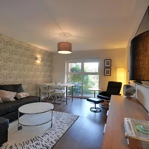  Apartment The Garden Apartment, Near Airport & United Kingdom